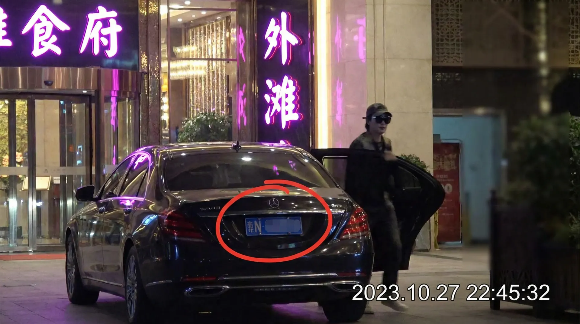 劲爆体育网站 - 豪车餐厅外偷拍
